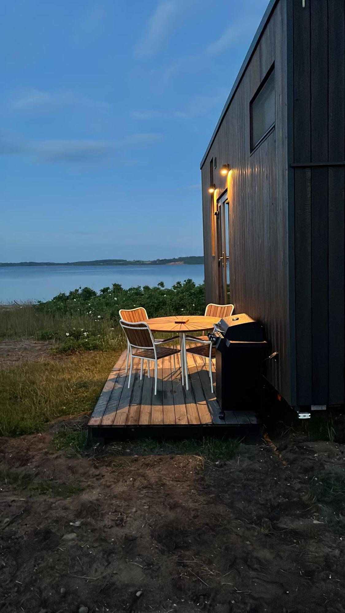 Отель Tiny Seaside - Skarrev Обенро Экстерьер фото