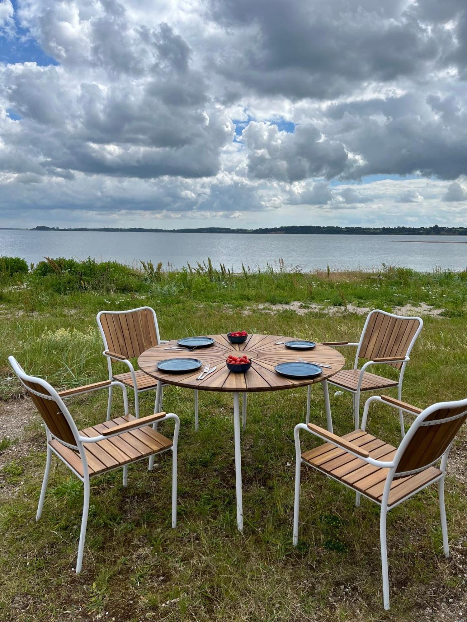 Отель Tiny Seaside - Skarrev Обенро Экстерьер фото